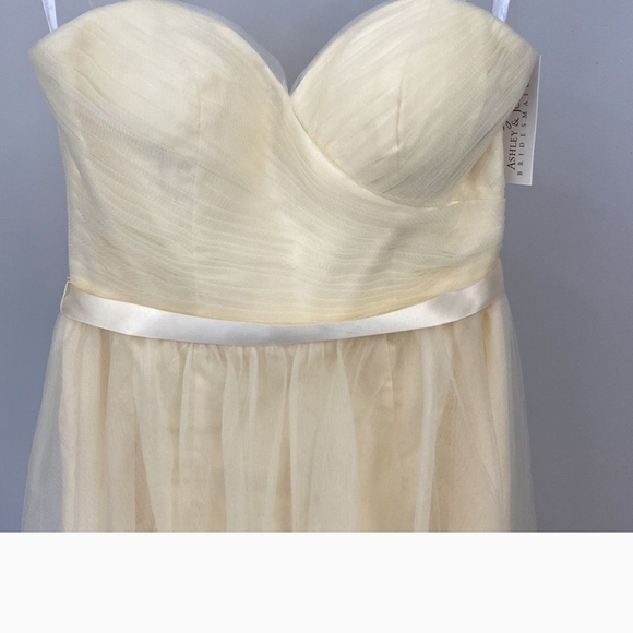 Elegant Cream Evening Gown - Picture 4 of 6